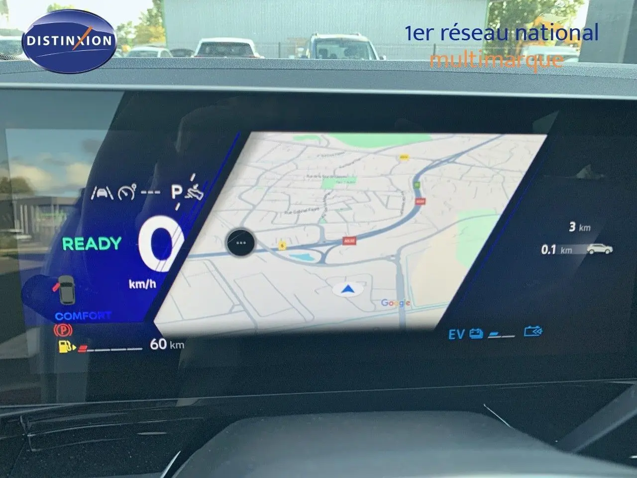 Tableau de bord numérique du Renault Austral 2024, affichant la navigation GPS et l'état du véhicule en mode hybride.