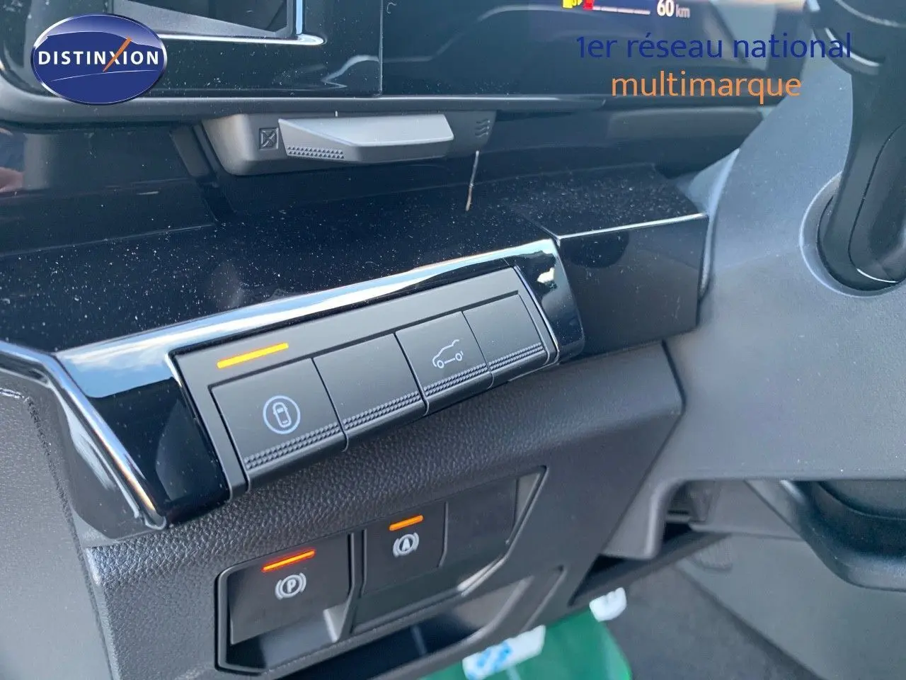 Gros plan sur les commandes noires du tableau de bord du Renault Austral 2024, finition blanc métal et toit noir.