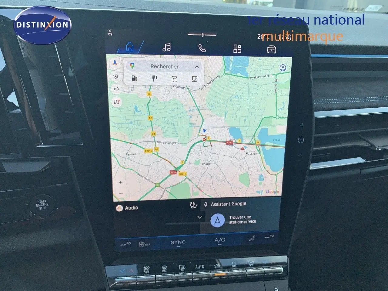 Écran tactile central avec navigation GPS affichée dans l'habitacle du Renault Austral blanc métal toit noir, version hybride 2024.