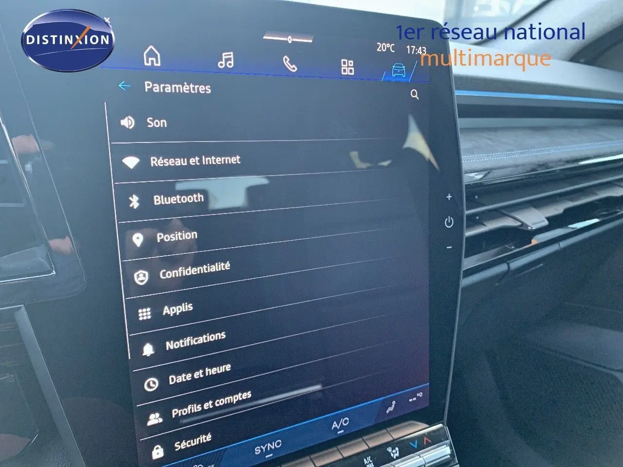 Écran tactile central du tableau de bord du Renault Austral blanc métal avec toit noir, affichant les paramètres connectivité.