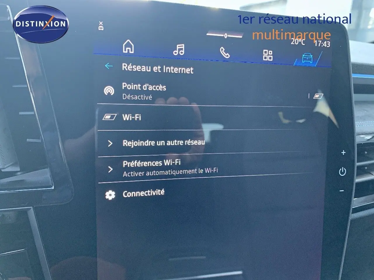 Écran tactile central affichant les options Wi-Fi dans l'habitacle d'un Renault Austral blanc métal avec toit noir.