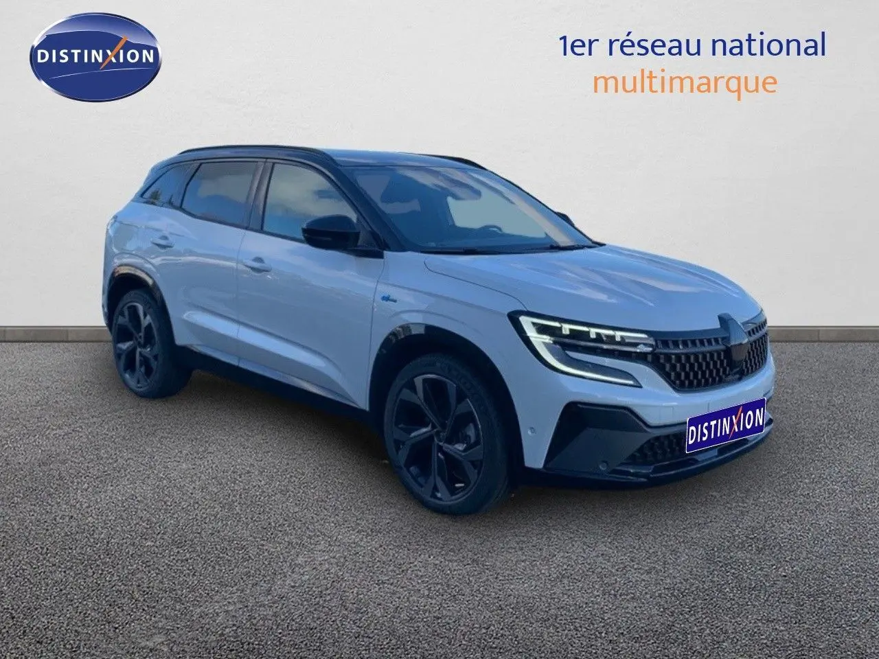 Renault Austral 2024 blanc métal avec toit noir, vue 3/4 avant droit mettant en valeur ses jantes noires et phares LED.