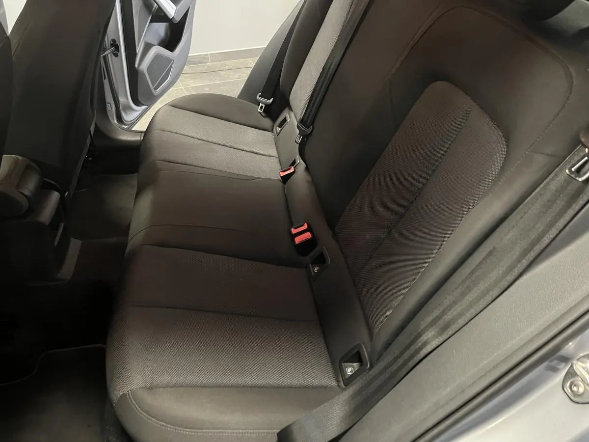 Vue côté droit de la banquette arrière en tissu gris foncé de l'Audi Q2 Business line 2019 avec porte ouverte.
