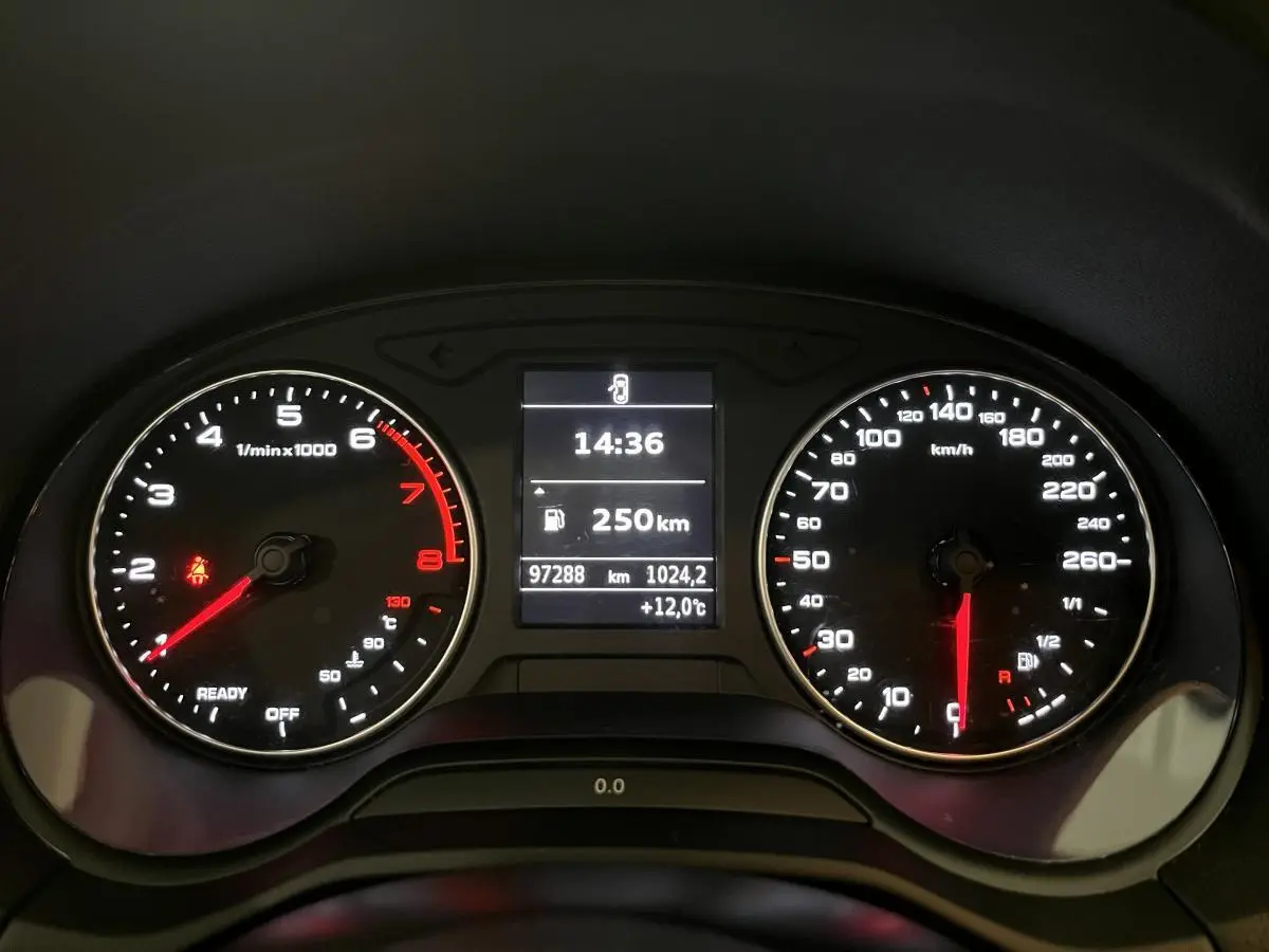 Tableau de bord de l'Audi Q2 2019 essence, affichage digital central et compte-tours à gauche, vitesse à droite.