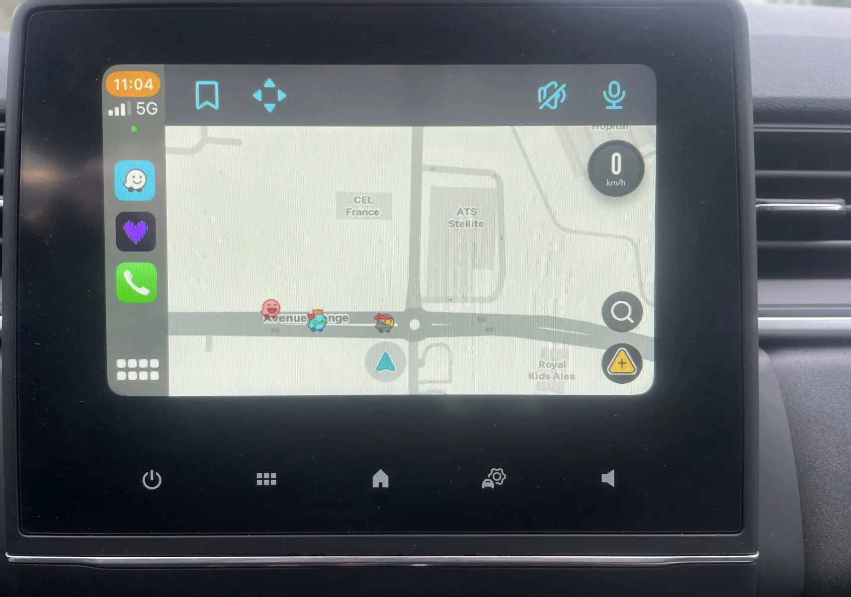 Écran tactile central du Renault Captur E-Tech 145 Zen 2022 affichant la navigation GPS en intérieur du véhicule.