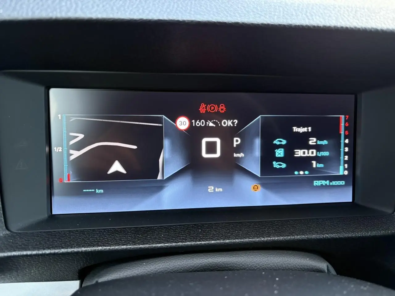 Affichage numérique du tableau de bord du Citroën Jumpy XL gris Artense, avec informations de navigation et consommation.