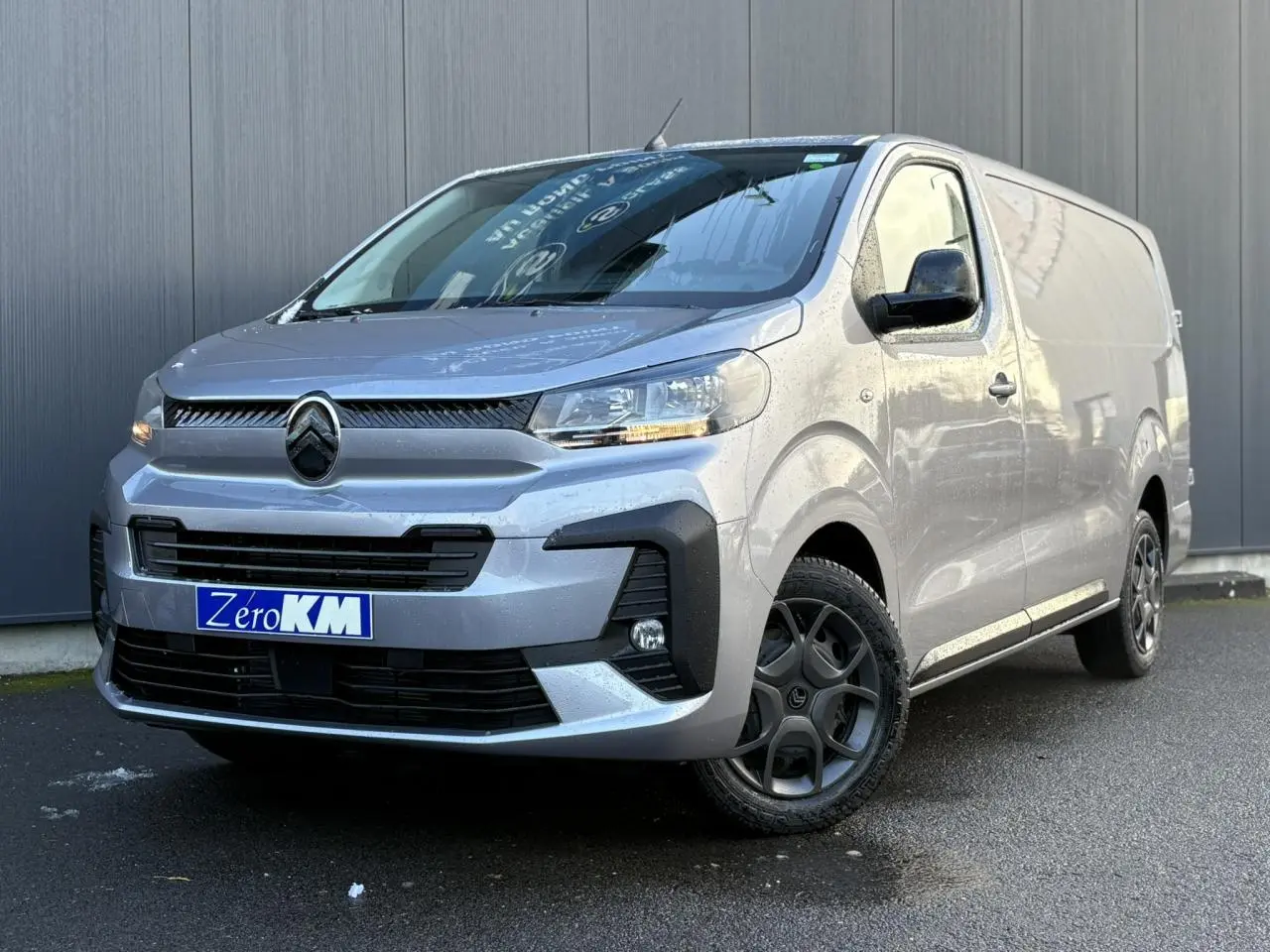 Vue 3/4 avant d'un Citroën Jumpy XL gris Artense avec boucliers couleur carrosserie et coques de rétroviseurs noires