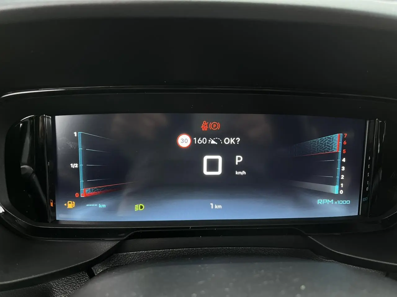 Combiné numérique 10 pouces du Citroën Berlingo Multispace 2025 affichant vitesse, régime et alertes au tableau de bord.