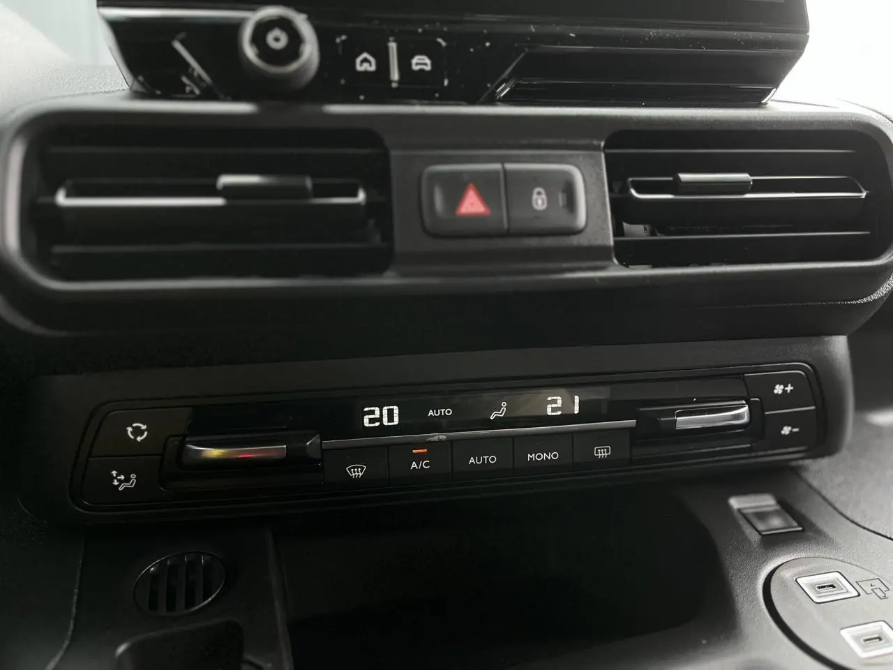 Vue rapprochée du tableau de bord noir du Citroën Berlingo Multispace 2025, affichant la climatisation automatique bi-zone.