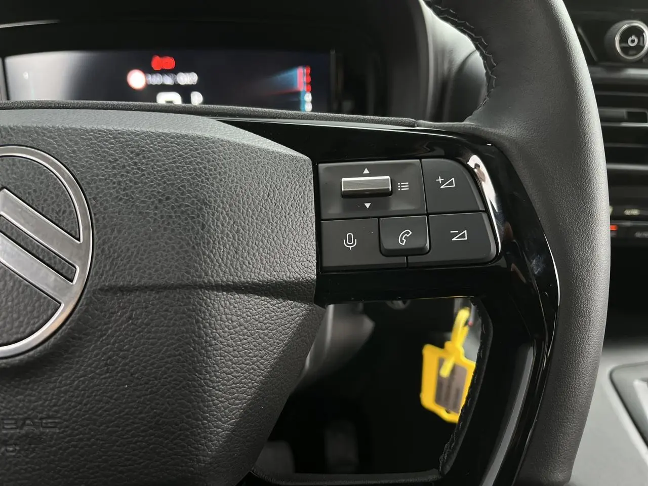 Gros plan sur le volant cuir noir du Citroën Berlingo Multispace, avec commandes multifonctions visibles à droite.