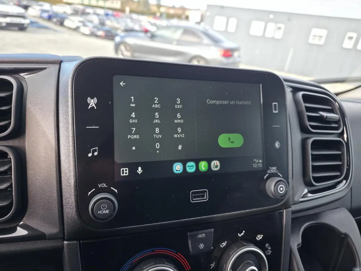 Écran tactile 7 pouces du tableau de bord du Fiat Ducato Fourgon blanc, affichant le clavier de numérotation.