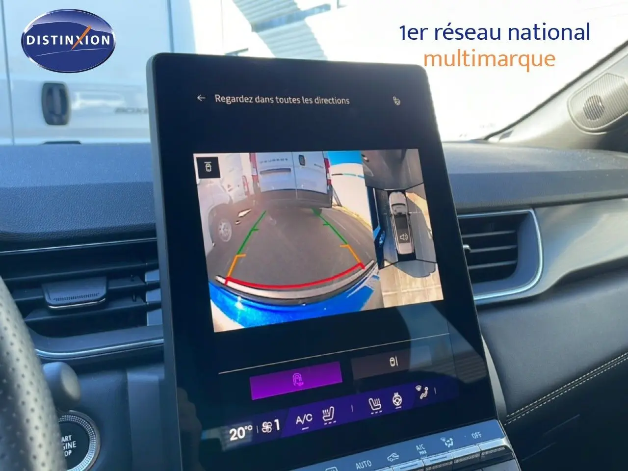 Vue intérieure du tableau de bord du Renault Symbioz bleu iron metal 2025, écran affichant la caméra de recul et vue à 360°.