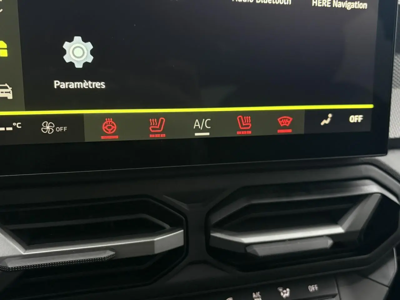 Détail des commandes de climatisation et sièges chauffants sur l’écran tactile du Dacia Duster gris Schiste.