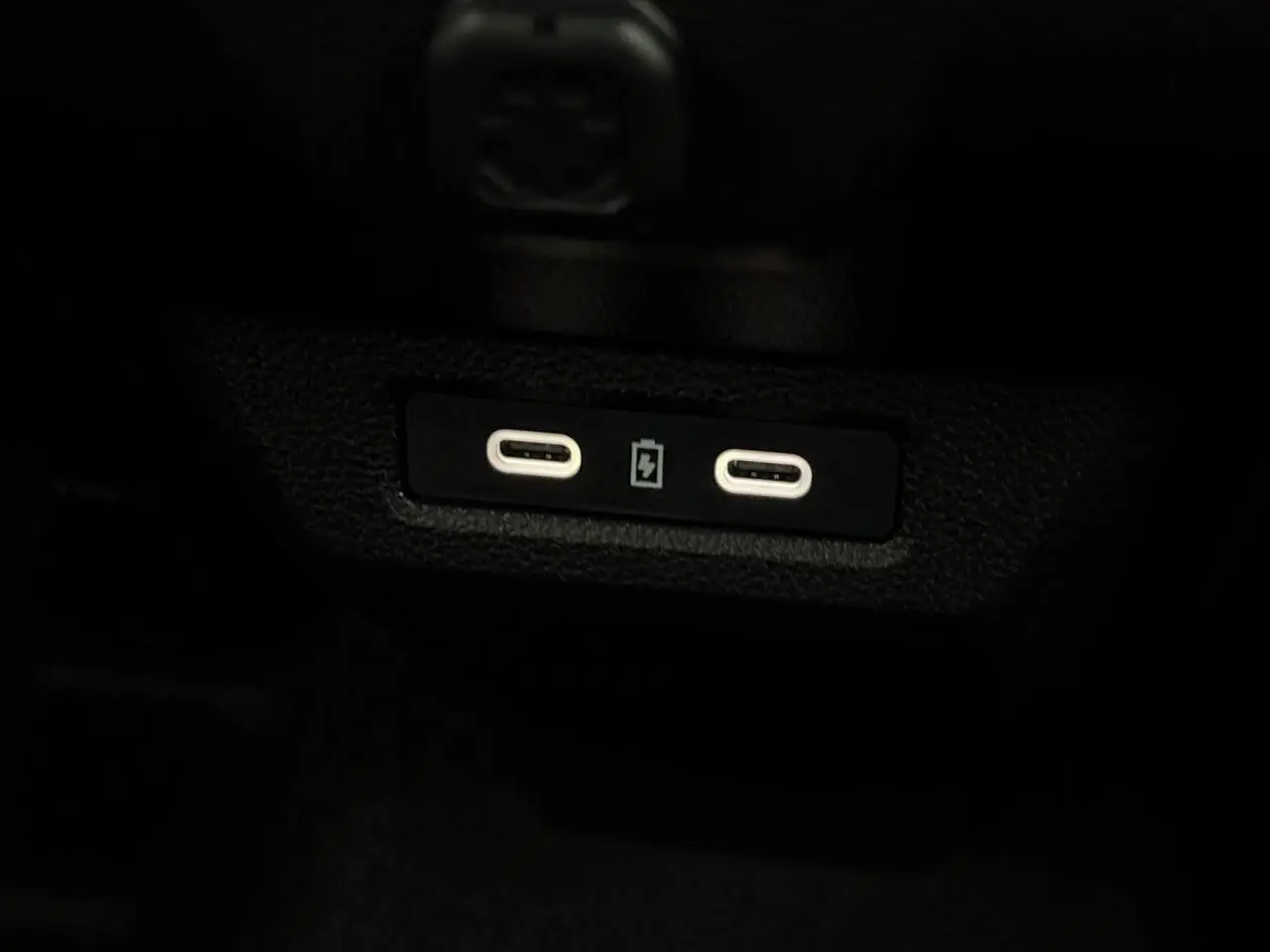 Gros plan sur les deux ports USB-C de recharge situés à l'intérieur du Dacia Duster gris Schiste.