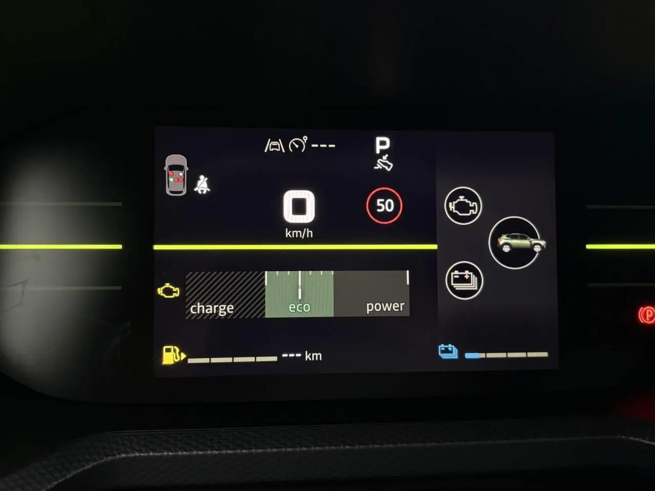 Tableau de bord digital du Dacia Duster 2026 affichant la vitesse, mode éco et indicateurs hybrides.