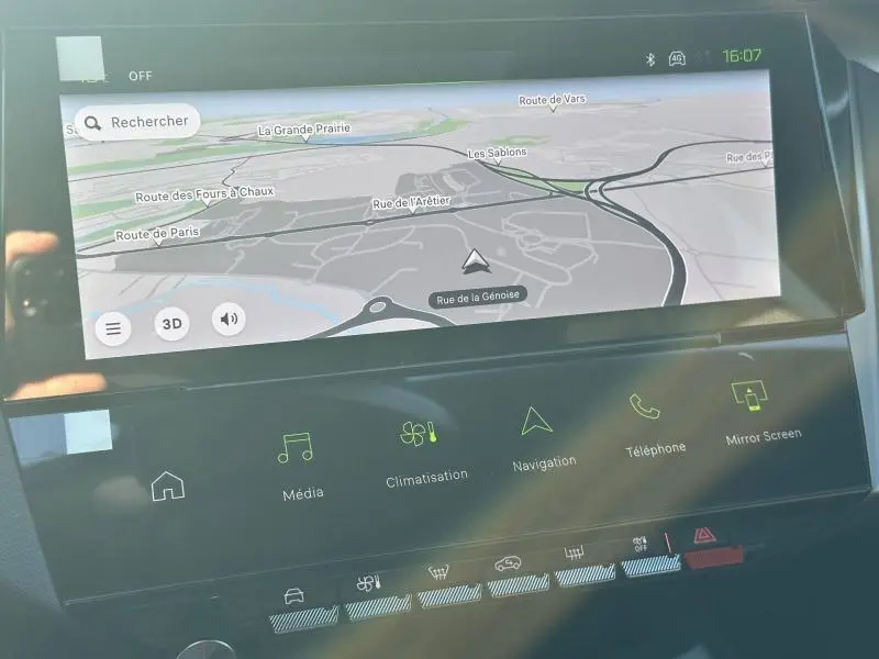 Écran tactile central affichant la navigation GPS dans l’habitacle d’une Peugeot 308 Rouge Elixir.