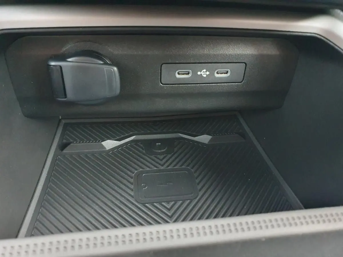 Gros plan sur la console centrale du Dacia Bigster 2026, montrant deux ports USB-C et un espace de rangement noir.