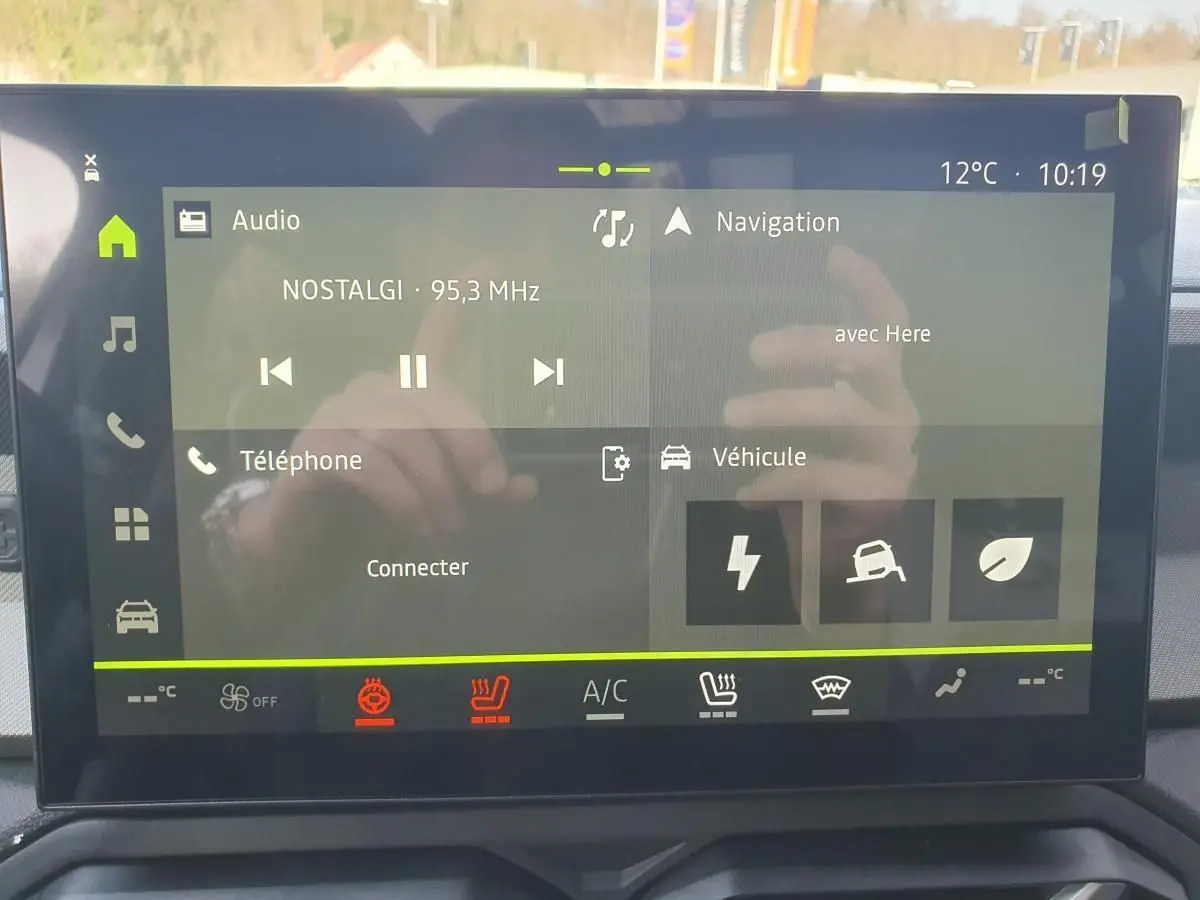 Écran tactile central du tableau de bord du Dacia Bigster 2026 affichant les options audio, navigation et véhicule.