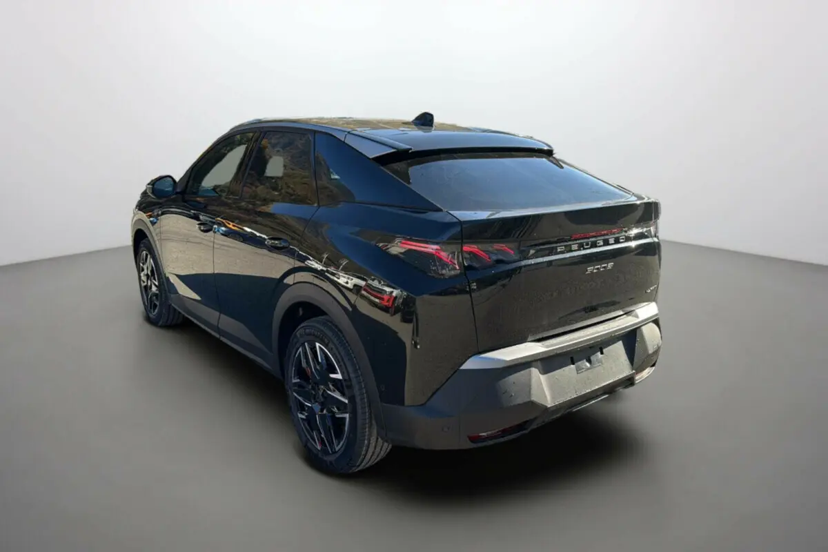 Vue 3/4 arrière droite du Peugeot 3008 New Hybrid 145 GT 2025 noir perla nera avec toit noir et jantes alu 19 pouces.