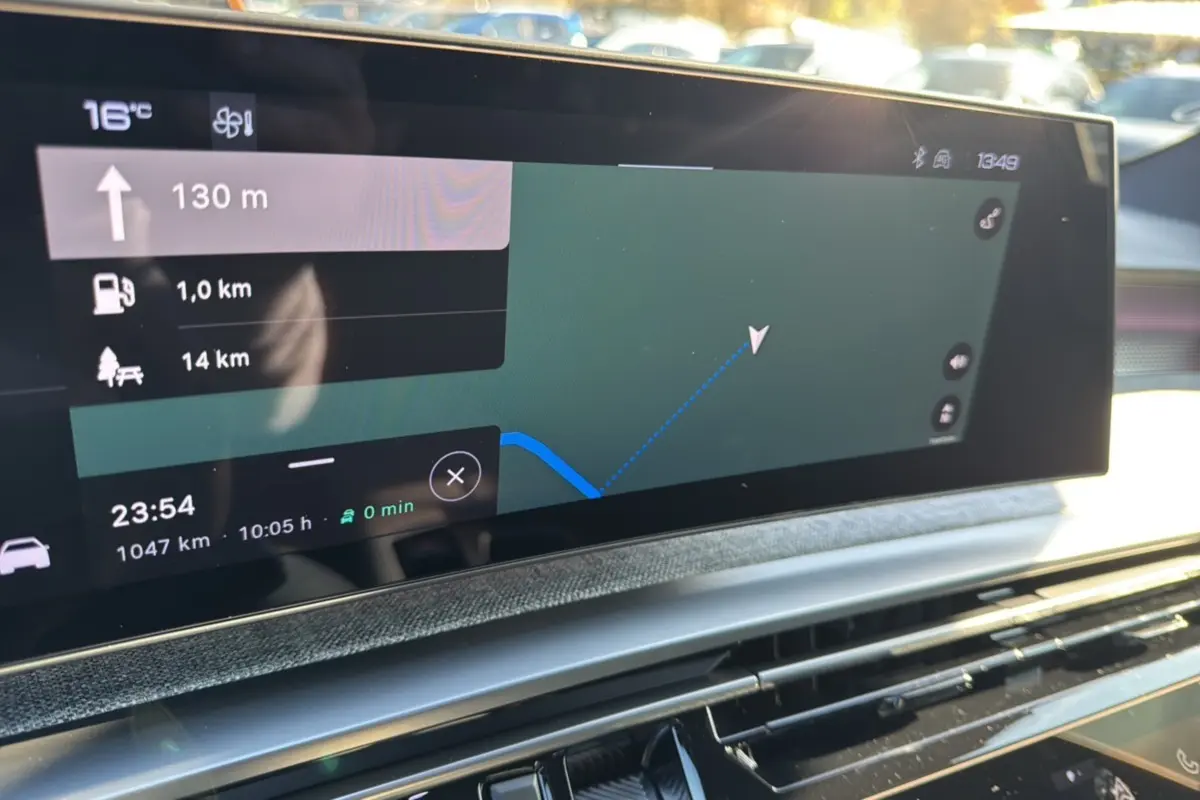 Vue rapprochée de l’écran tactile central du Peugeot 3008 New Hybrid 145 GT 360 affichant la navigation GPS.