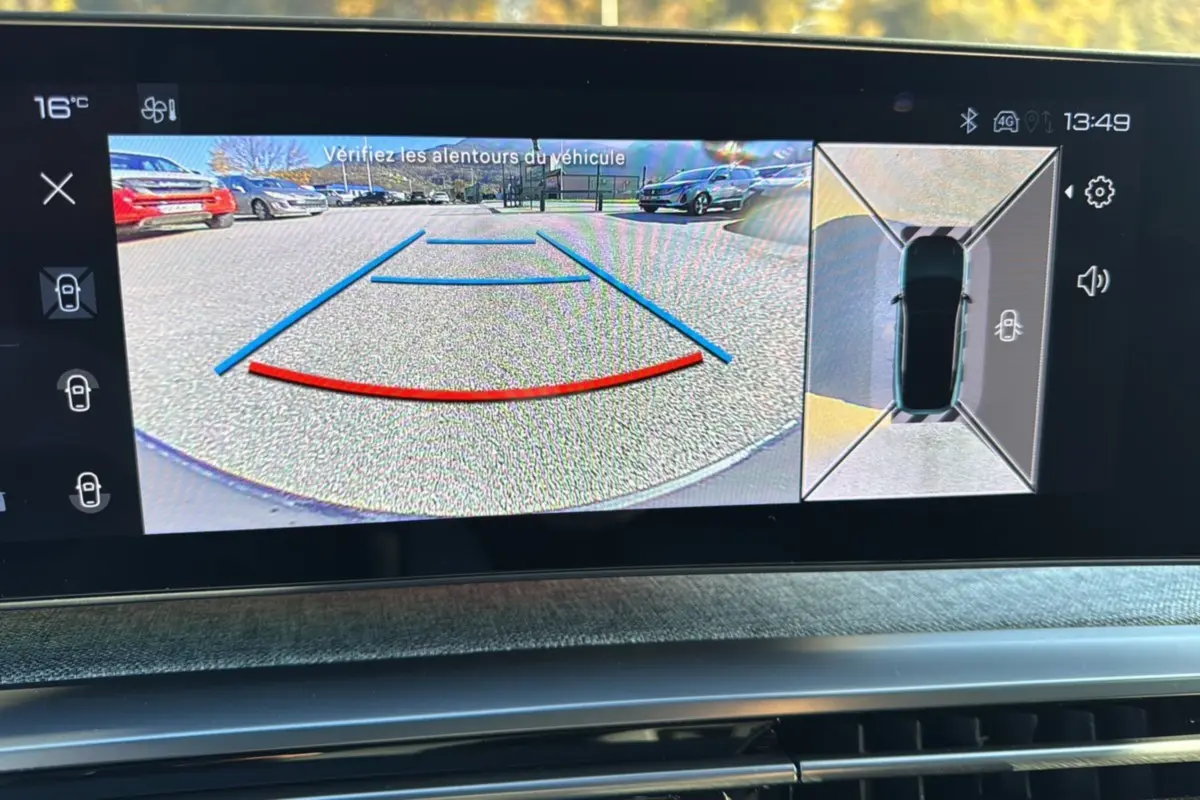 Écran multimédia du Peugeot 3008 hybride 2025 montrant la caméra de recul et la vue 360° en intérieur.
