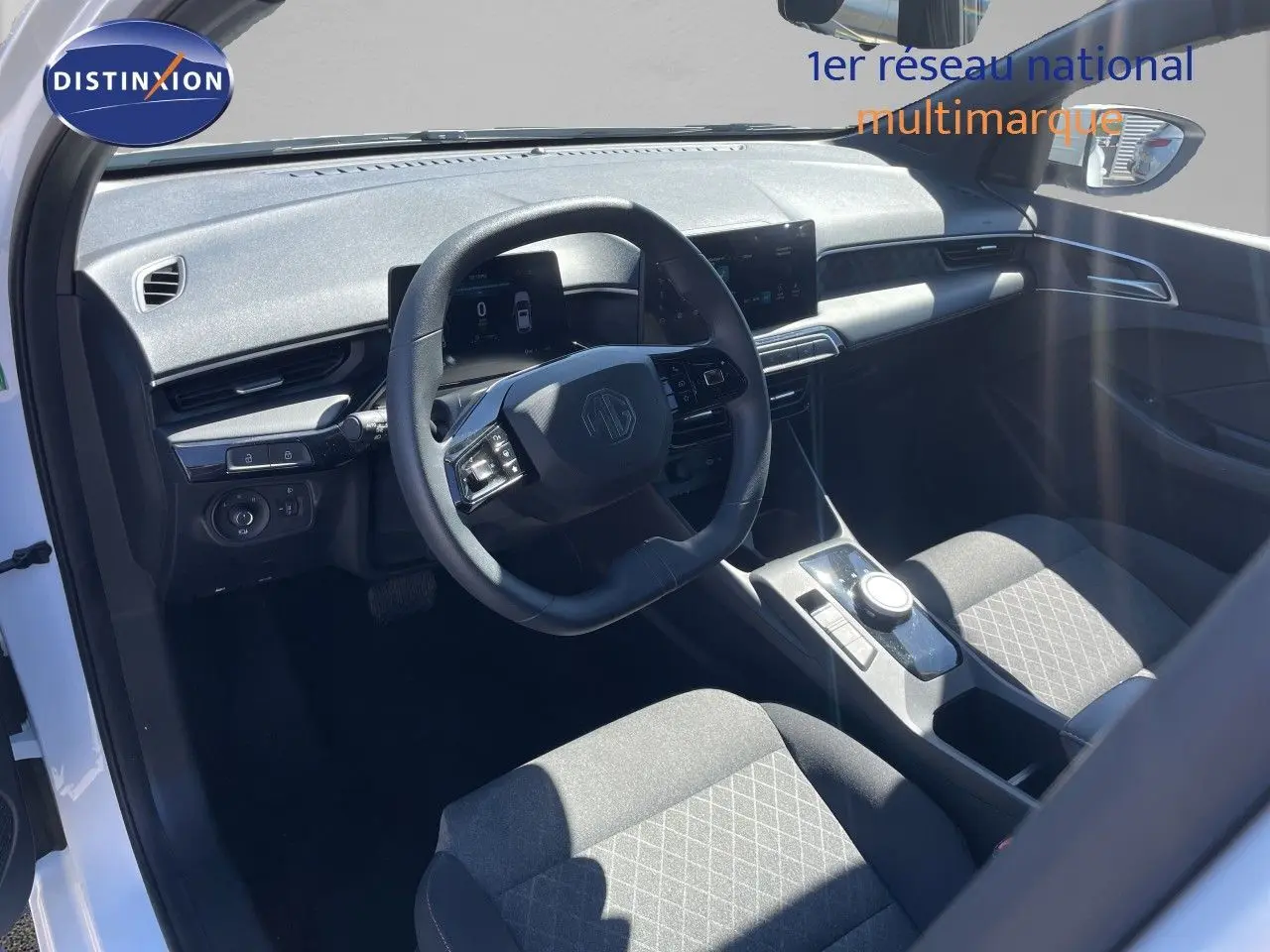 Vue intérieure côté conducteur du MG3 Dover White 2025, avec tableau de bord numérique et volant multifonction noir.