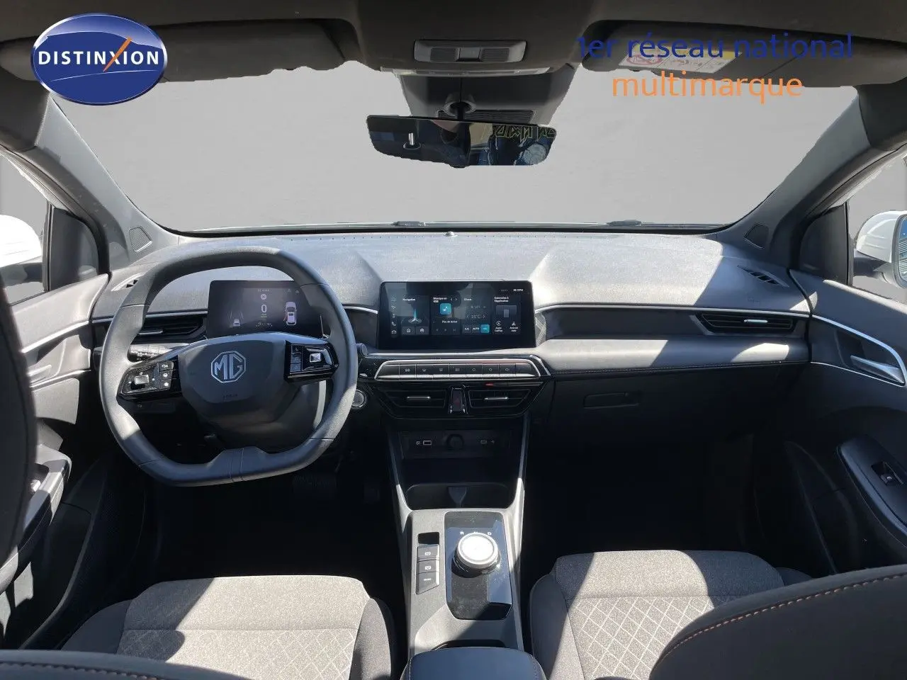 Vue intérieure avant du MG3 2025 en tissu noir, montrant le volant multifonction et l’écran tactile central.
