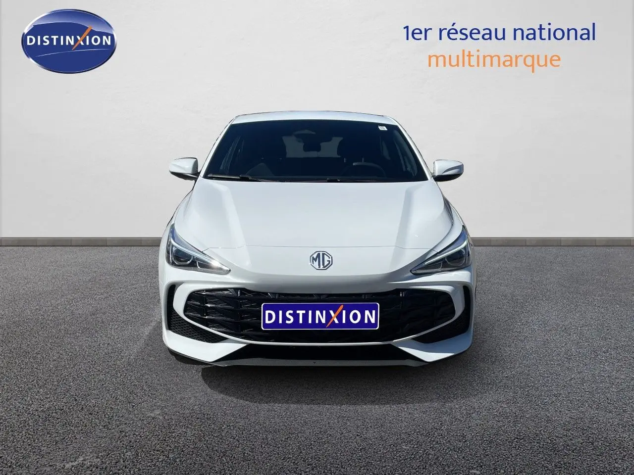 Vue frontale d'une MG3 1.5L Hybrid+ 195ch Comfort en blanc Dover, avec calandre noire et phares LED allumés.
