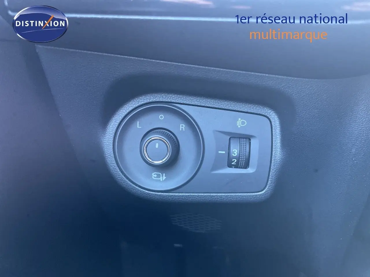 Gros plan sur le bouton de réglage des rétroviseurs dans l’habitacle noir du MG3 Dover White 2025.