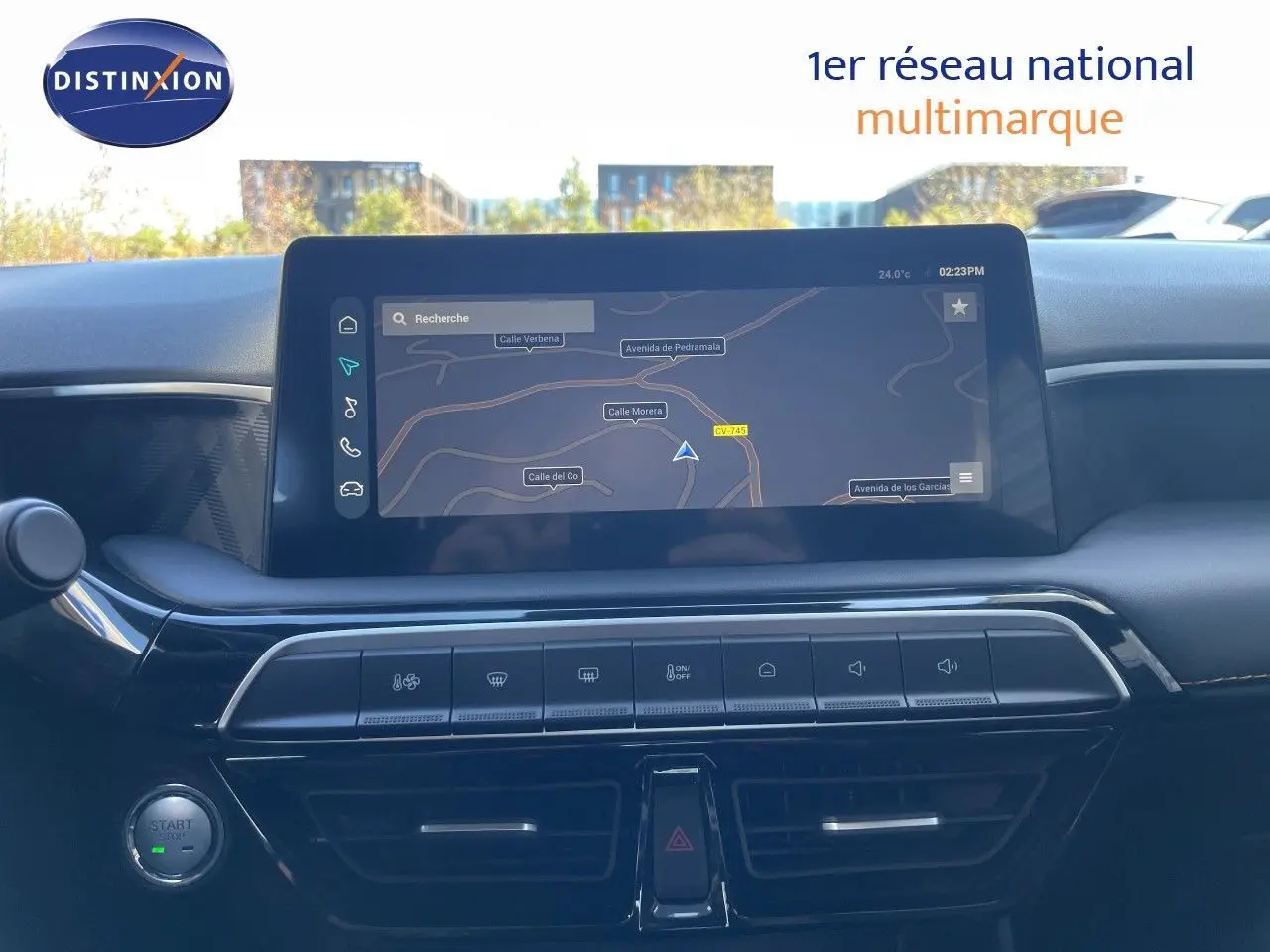 Vue rapprochée de l’écran central tactile du tableau de bord du MG3 1.5L Hybrid+ Dover White, affichant la navigation GPS.