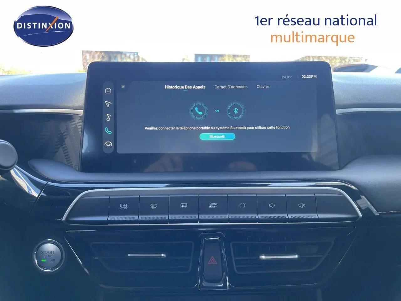 Vue rapprochée de l’écran tactile central et de la console de la MG3 2025, avec commandes climatisation et bouton start.