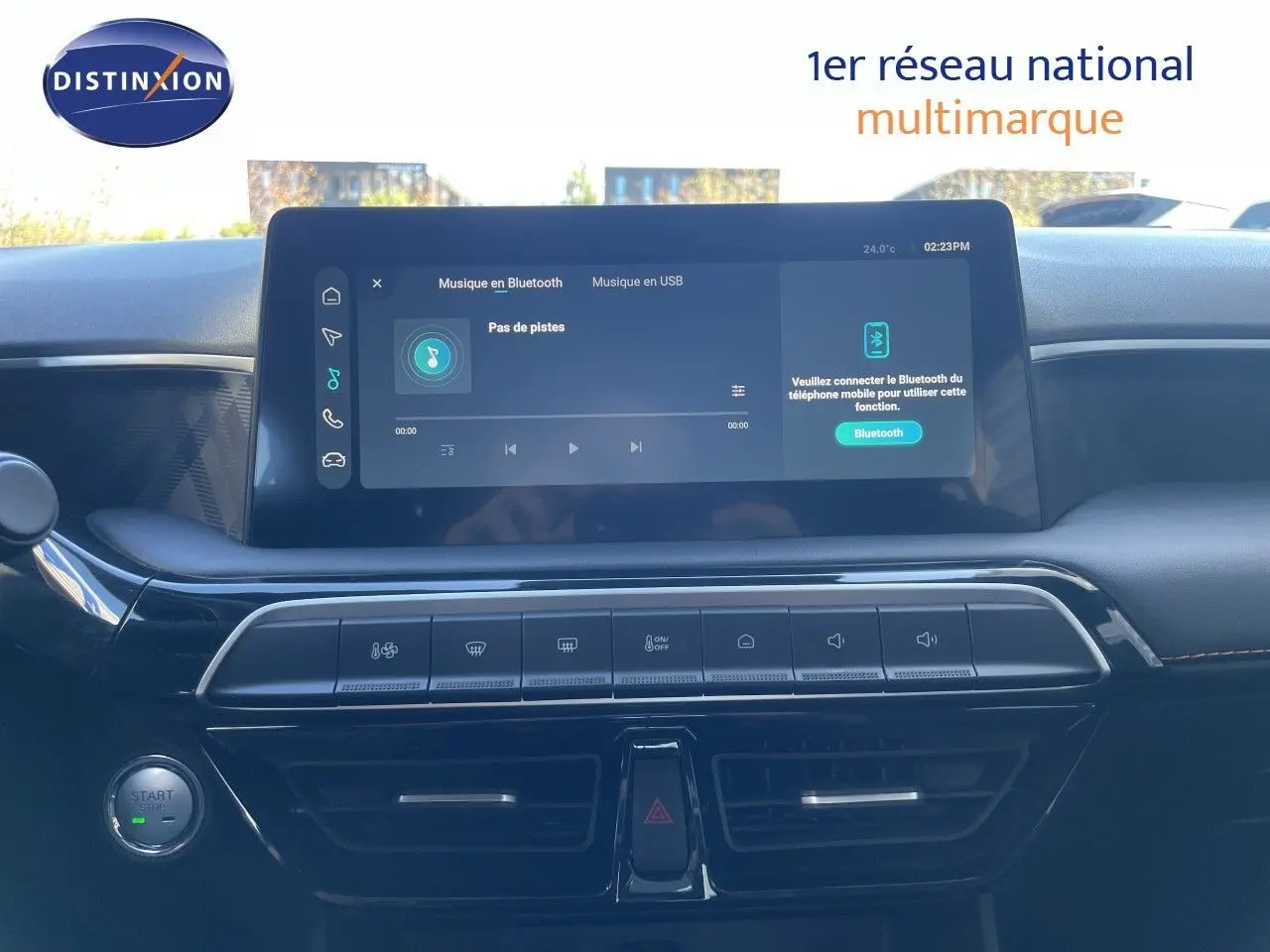 Vue intérieure centrée sur la console centrale du MG3 1.5L Hybrid+ 2025 en blanc Dover, avec écran tactile et commandes climatisation.