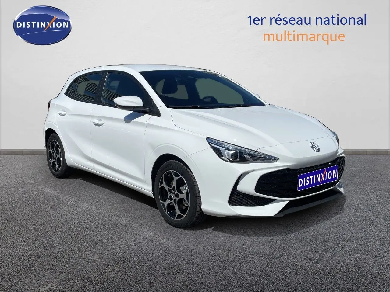 MG3 2025 blanc Dover White en vue 3/4 avant droit, avec jantes noires et calandre noire distinctive.