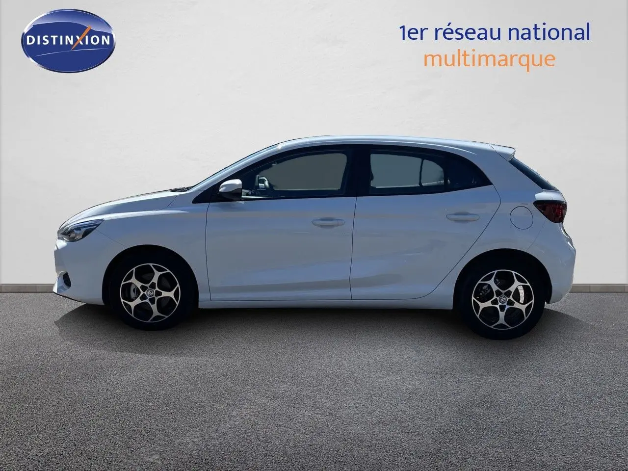Vue latérale droite d’une MG3 1.5L HYBRID+ 195CH Comfort blanche Dover, avec jantes alliage et lignes épurées.