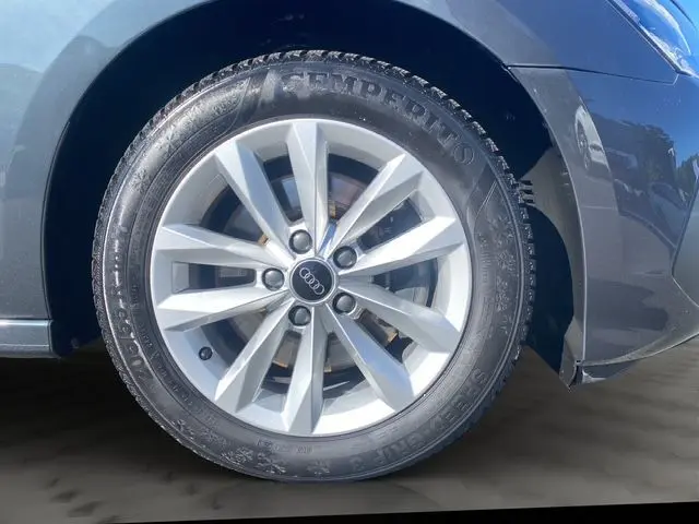 Gros plan sur la roue avant droite d'une Audi A3 Sportback gris Manhattan avec jante alliage et pneu Semperit.