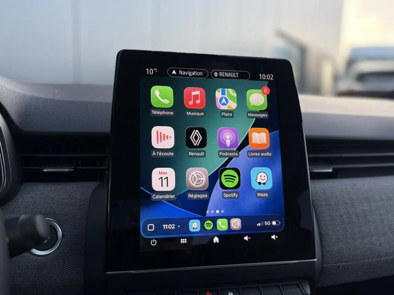 Écran tactile multimédia 9,3 pouces de la Renault Clio V TCe 90 Techno, affichant applications connectées.