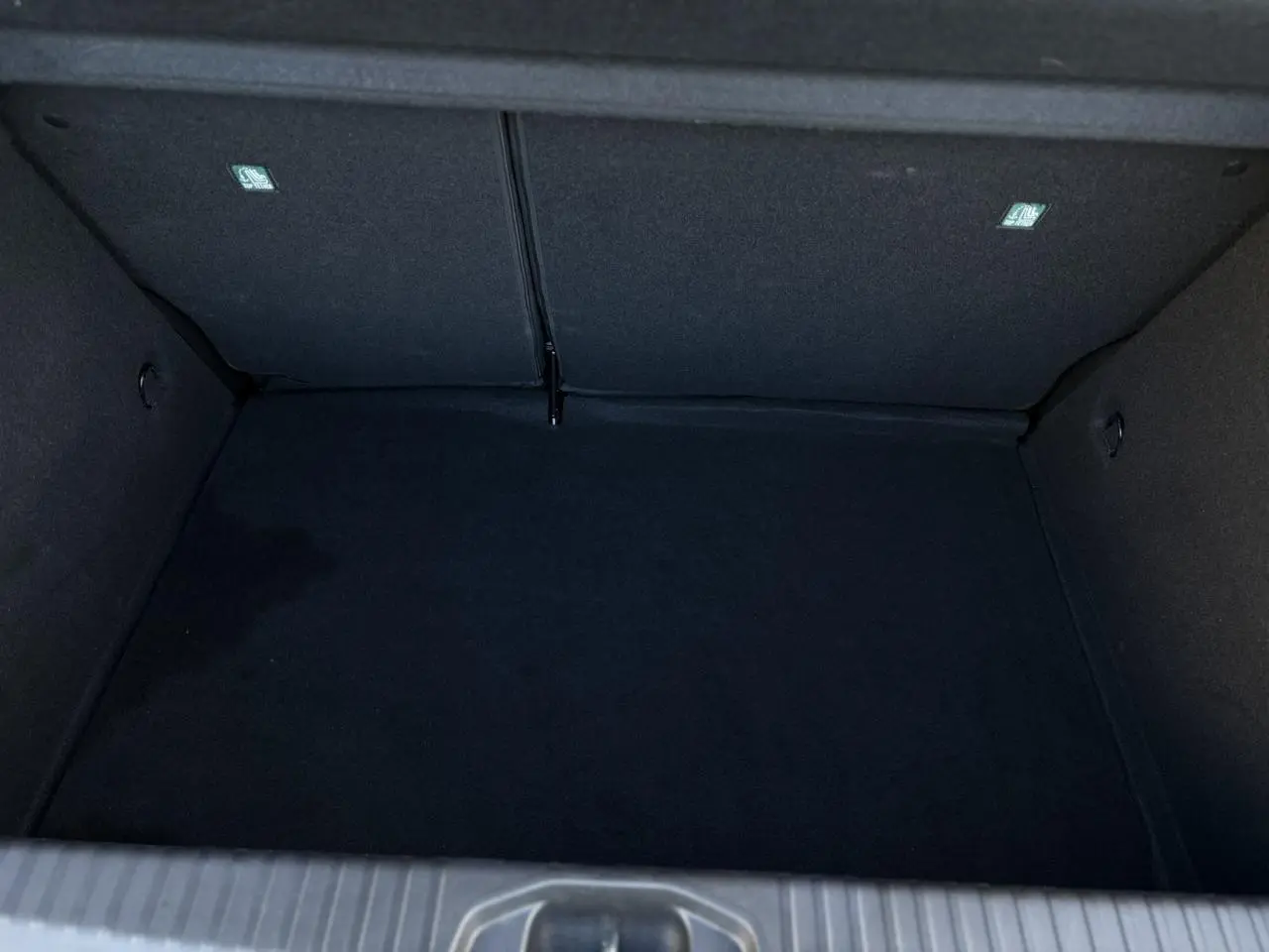 Coffre vide vu de dessus de la Renault Clio gris schiste, avec revêtement intérieur noir uniforme.