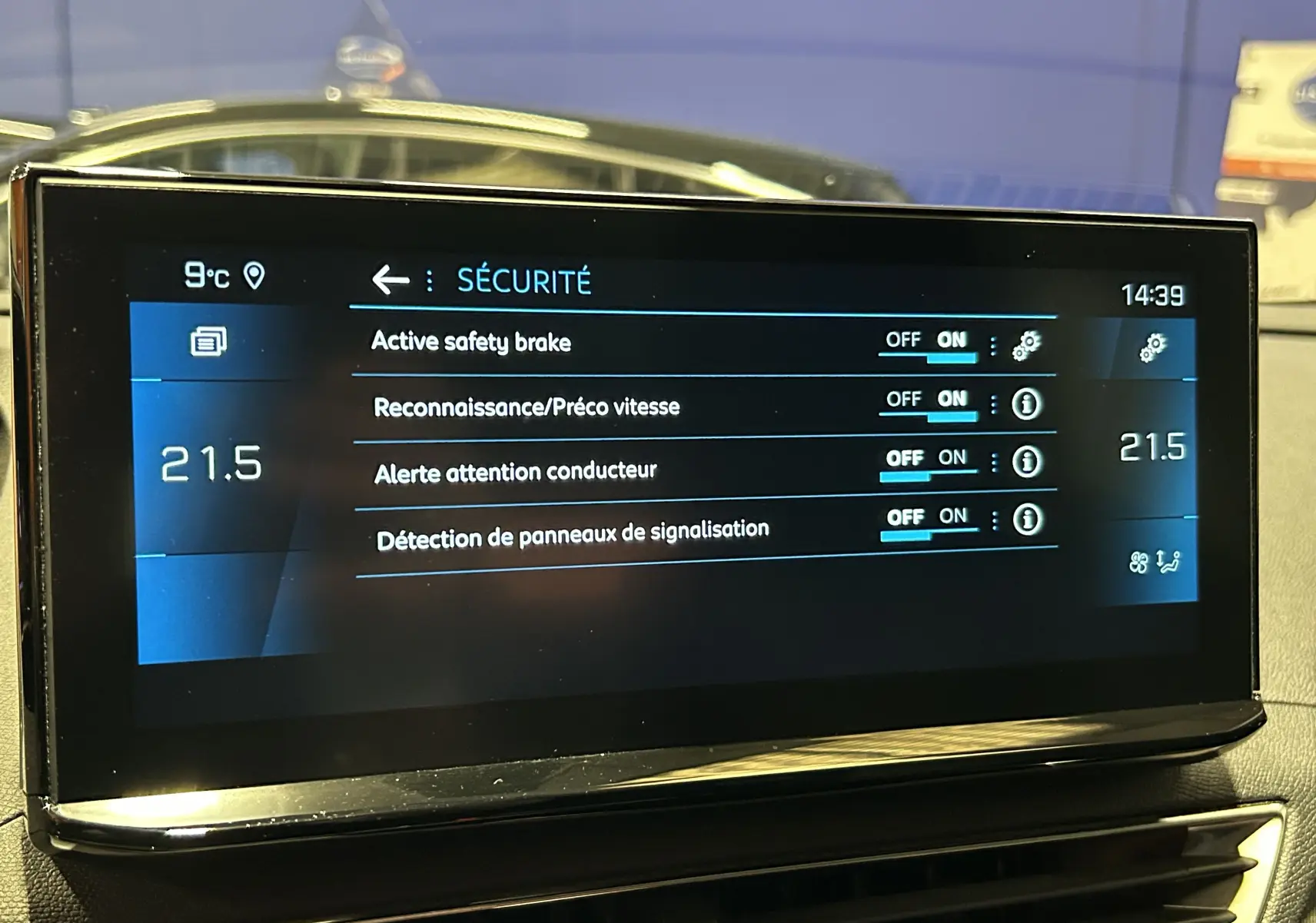 Écran tactile intérieur du Peugeot 3008 2022 affichant les réglages de sécurité, avec interface en français.