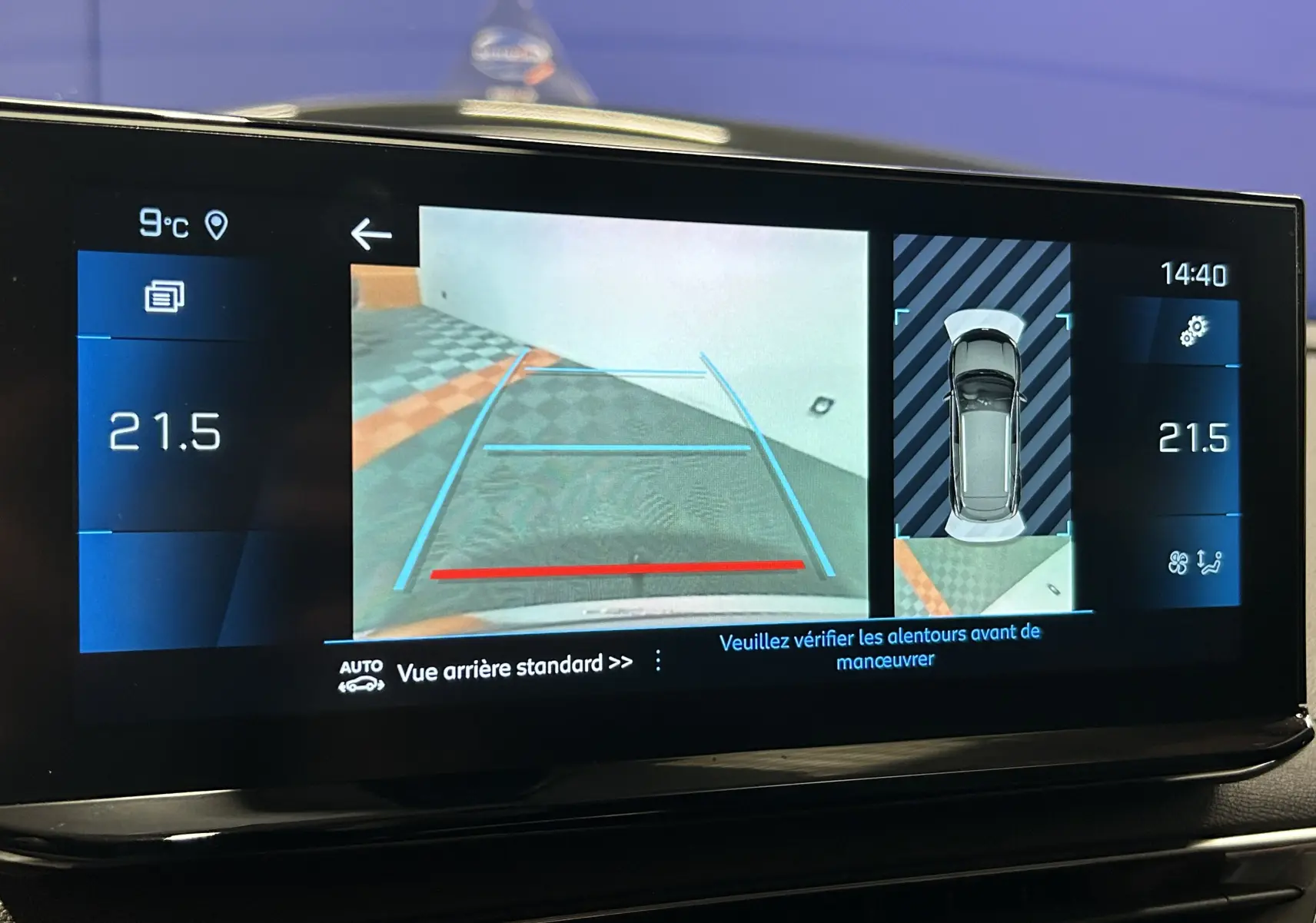 Écran multimédia du Peugeot 3008 gris Artense montrant la caméra de recul avec guidage et vue 360° en intérieur.