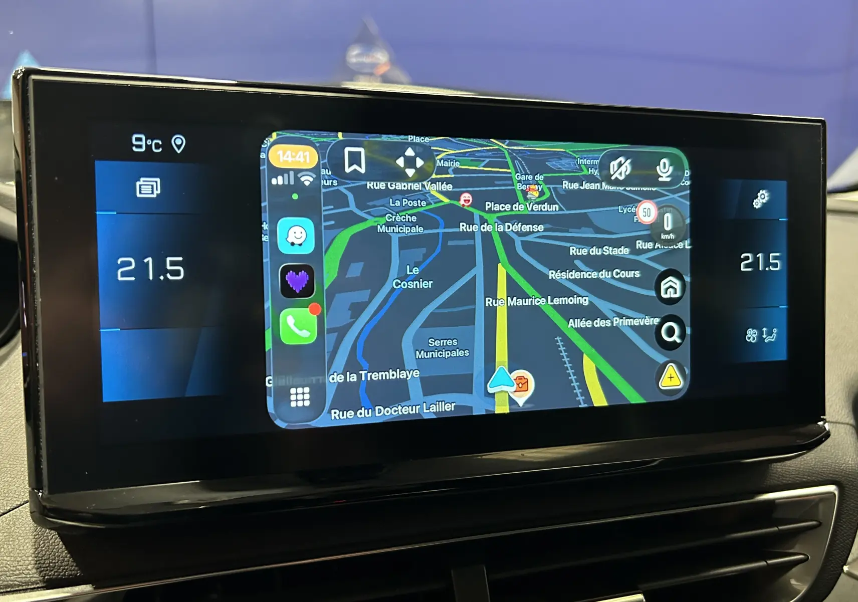 Écran tactile central du Peugeot 3008 Puretech 130 Allure, affichant la navigation et la température intérieure à 21,5°C.