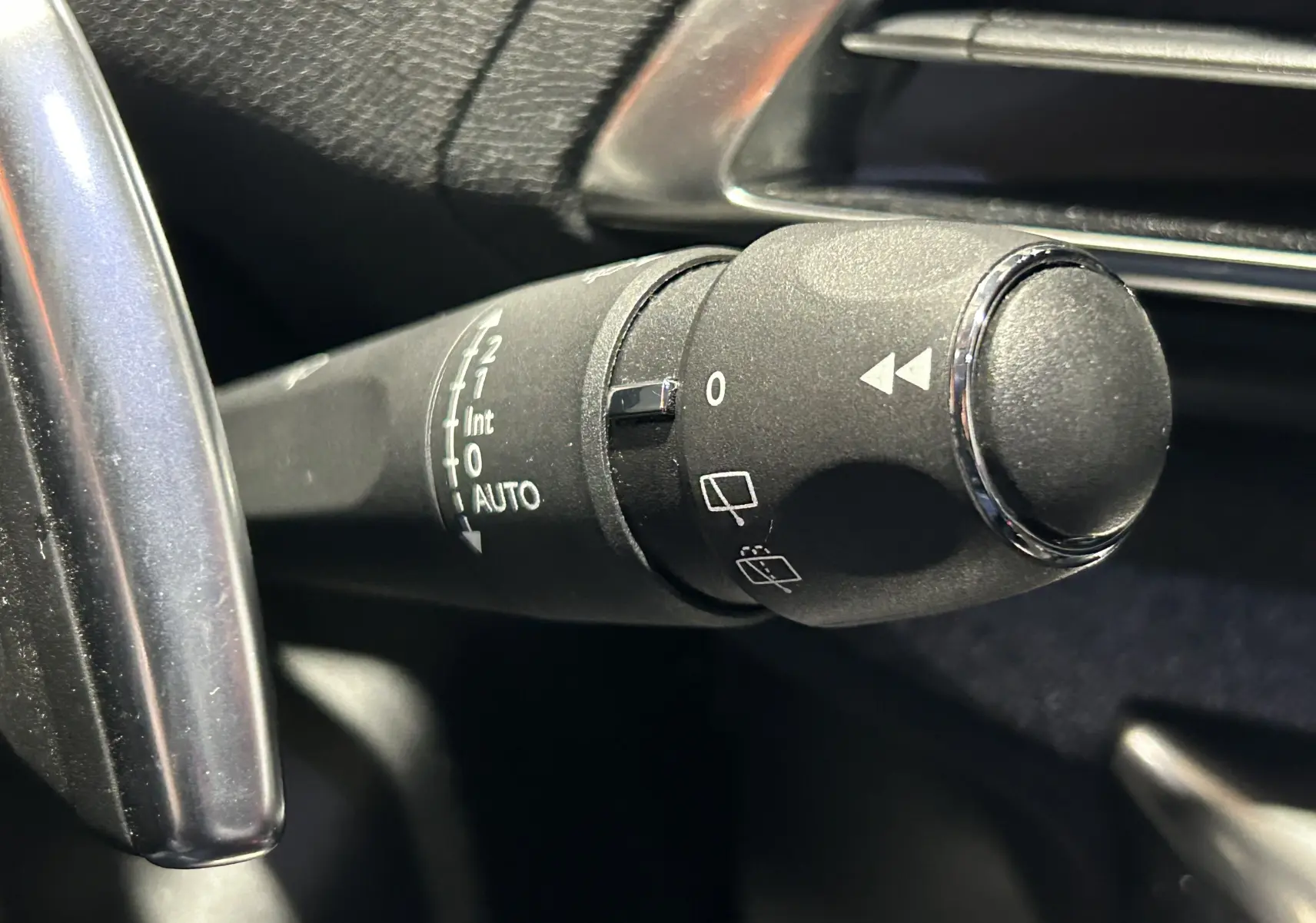 Gros plan sur la commande d’essuie-glace du Peugeot 3008 gris Artense, intérieur noir, version 2022 Puretech 130 EAT8 Allure.