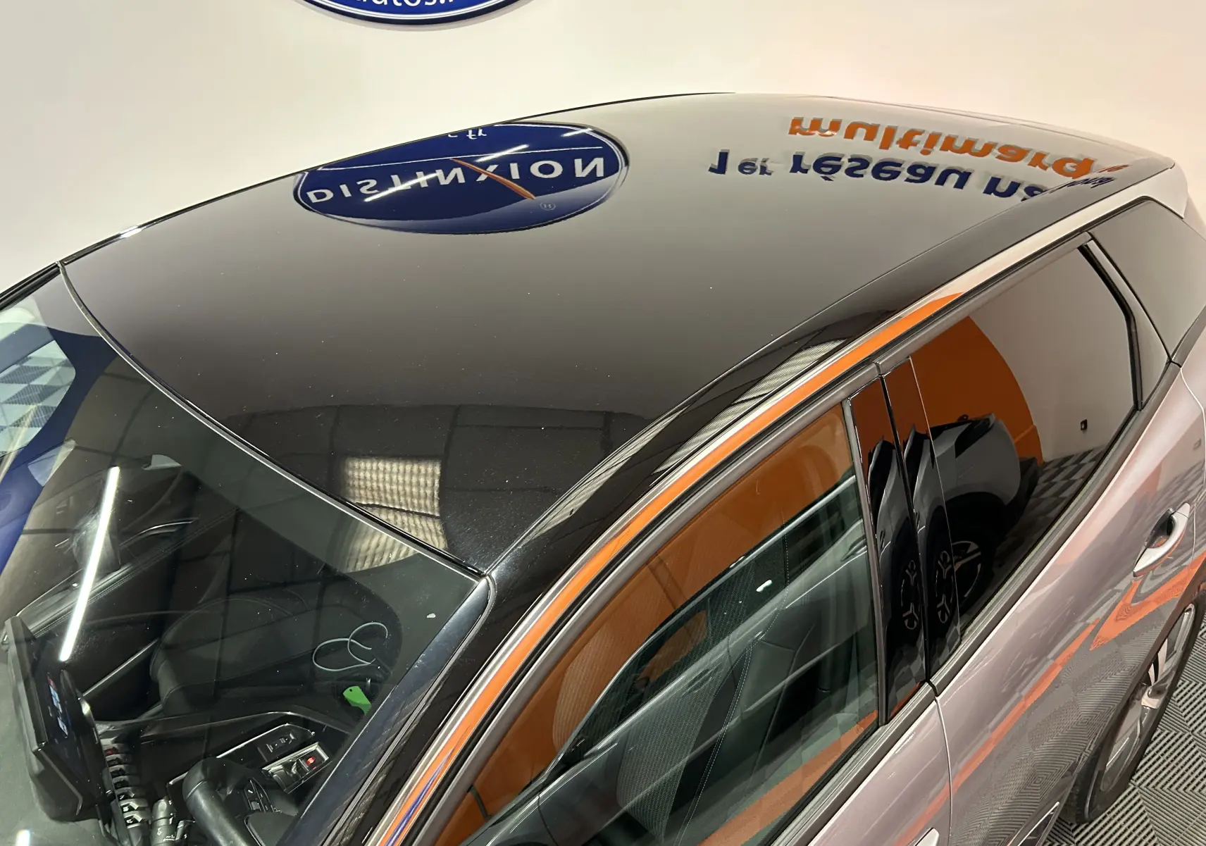 Vue plongeante côté gauche du Peugeot 3008 gris Artense avec toit noir brillant et intérieur visible.