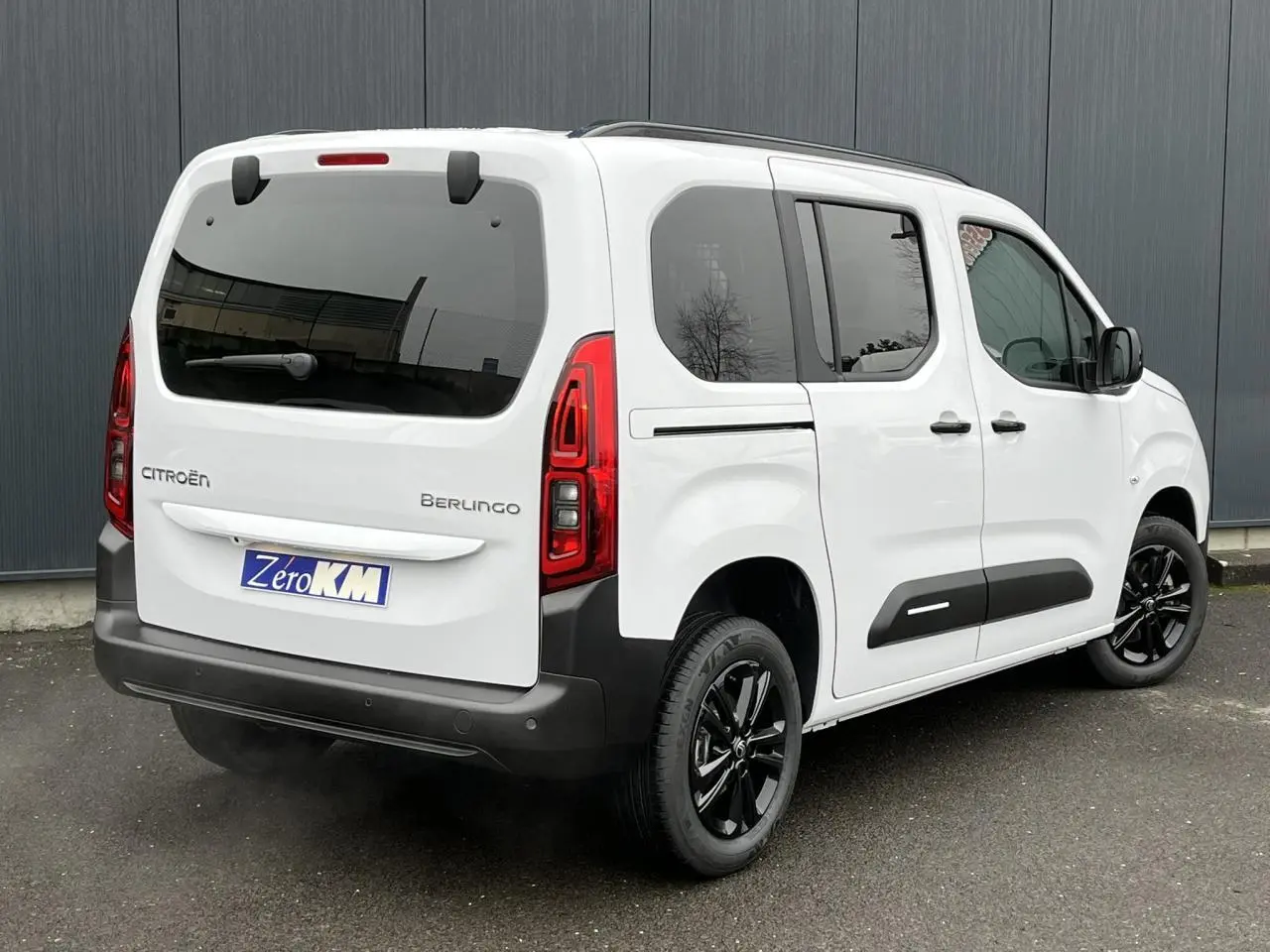 Vue 3/4 arrière droite du Citroën Berlingo Multispace blanc Glacier avec lunette arrière ouvrante et jantes alliage noires.