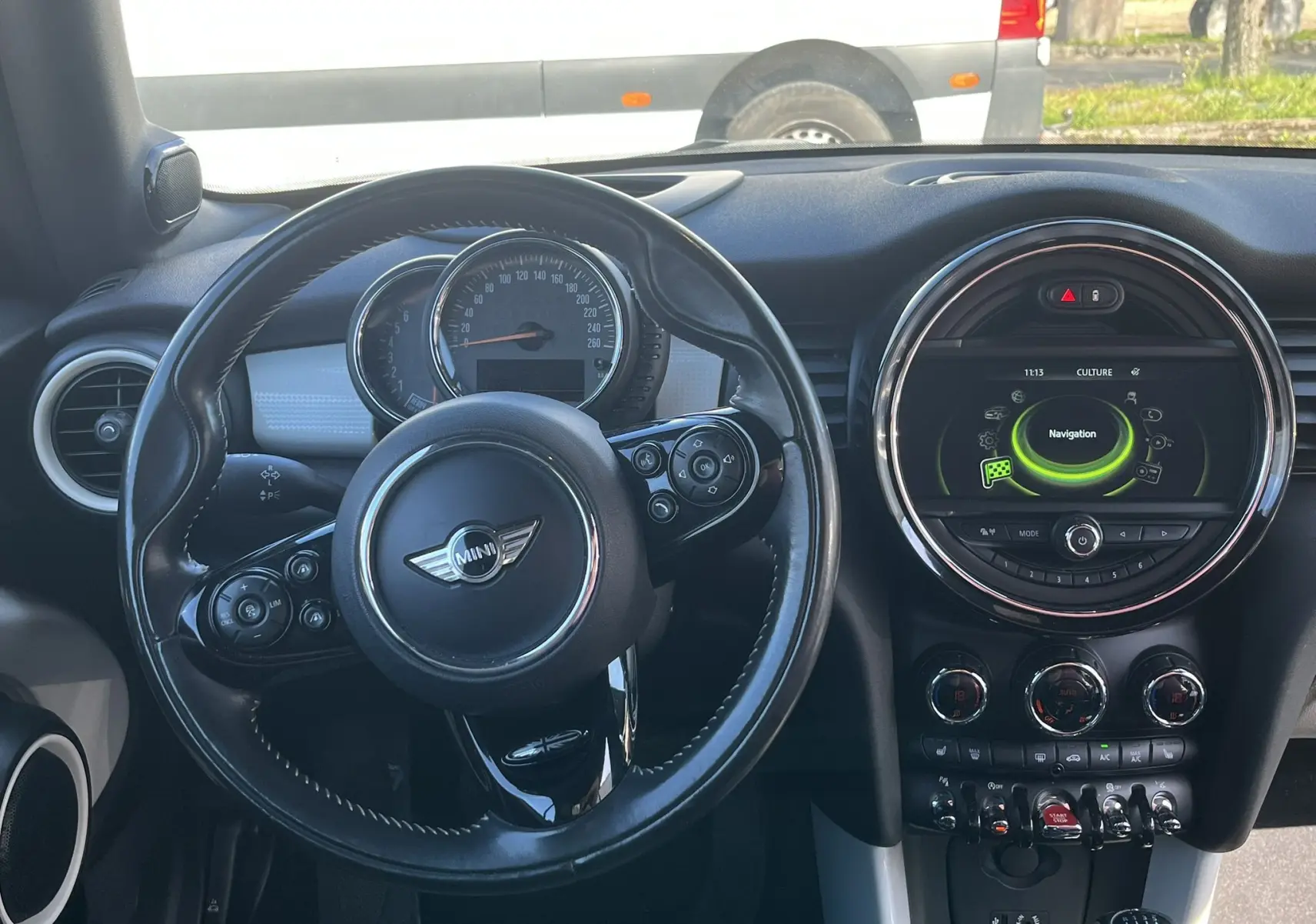 Vue intérieure du tableau de bord et volant noir de la MINI Cabriolet F57 Cooper S avec écran central affichant la navigation.