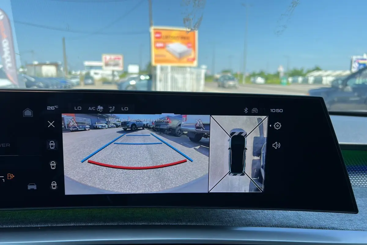 Écran intérieur du Peugeot 3008 New Hybrid 145 GT 360 montrant la caméra de recul et la vue 360° en stationnement.