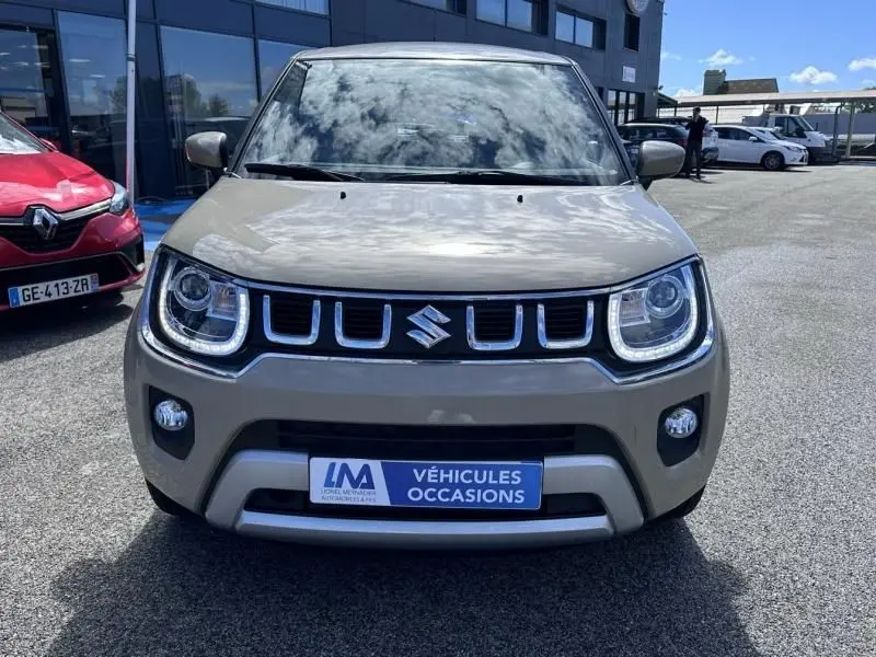 Vue frontale d'une Suzuki Ignis beige 2023 avec feux LED distinctifs et plaque "Véhicules Occasions".