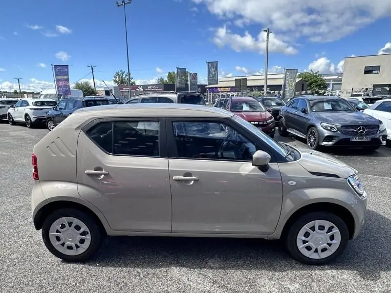 Vue de profil côté gauche d'une Suzuki Ignis beige 2023, compacte avec lignes anguleuses et jantes acier.