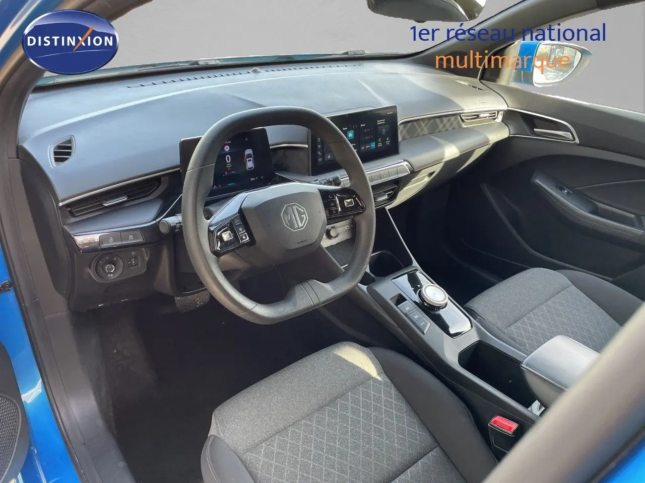 Vue intérieure côté conducteur de la MG3 2024 en Como Blue Metal, avec tableau de bord numérique et volant multifonction.