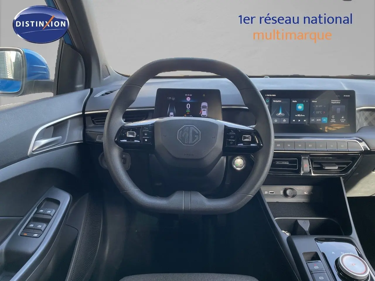 Vue intérieure centrée sur le volant et le tableau de bord numérique de la MG3 1.5L Hybrid+ 2024 en tissu noir.