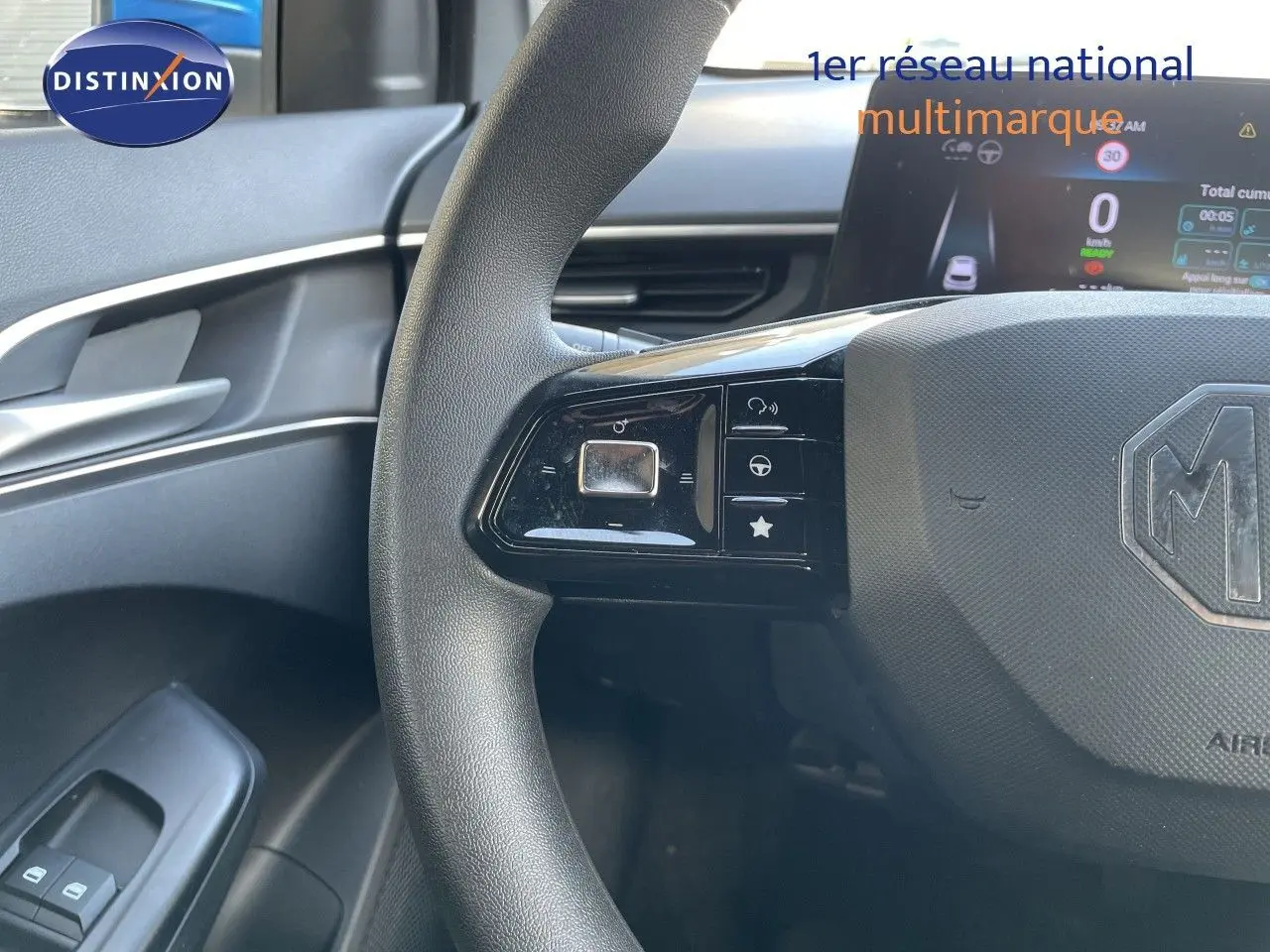 Vue rapprochée du volant noir de la MG3 2024, montrant les commandes multifonctions côté gauche et le tableau de bord numérique.